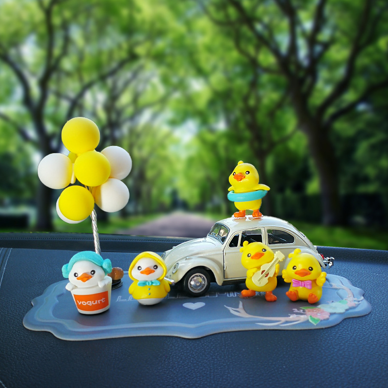 Nuevo adorno de coche creativo rojo neto dibujos animados pequeño pato amarillo adorno de coche consola central lindo lindo pato recto