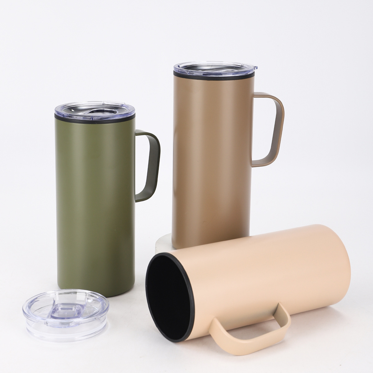 Inventario de 24oz taza de plástico de gran capacidad con mango taza de agua portátil al aire libre taza de café de oficina con tapa creativa