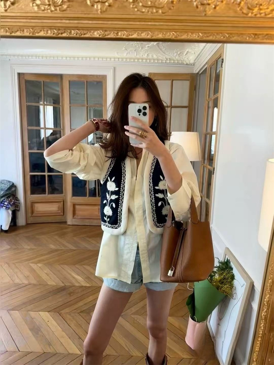 French Niche 2025 Spring and Summer New Ethnic Style Vintage Embroidered Flower V-neck Sleeveless Hook Vest for Women