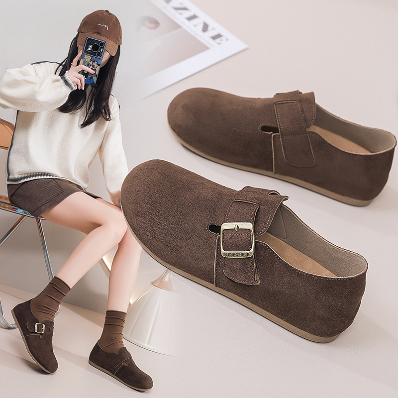 Retro fashionable casual footwear with hidden heel