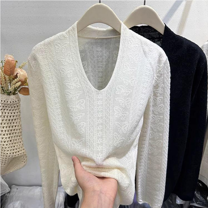 Korean High-End V Neck Jacquard Butterfly Long-Sleeved Knitwear for Women in Autumn New Style, Age-Reducing and Chic Bottoming Top