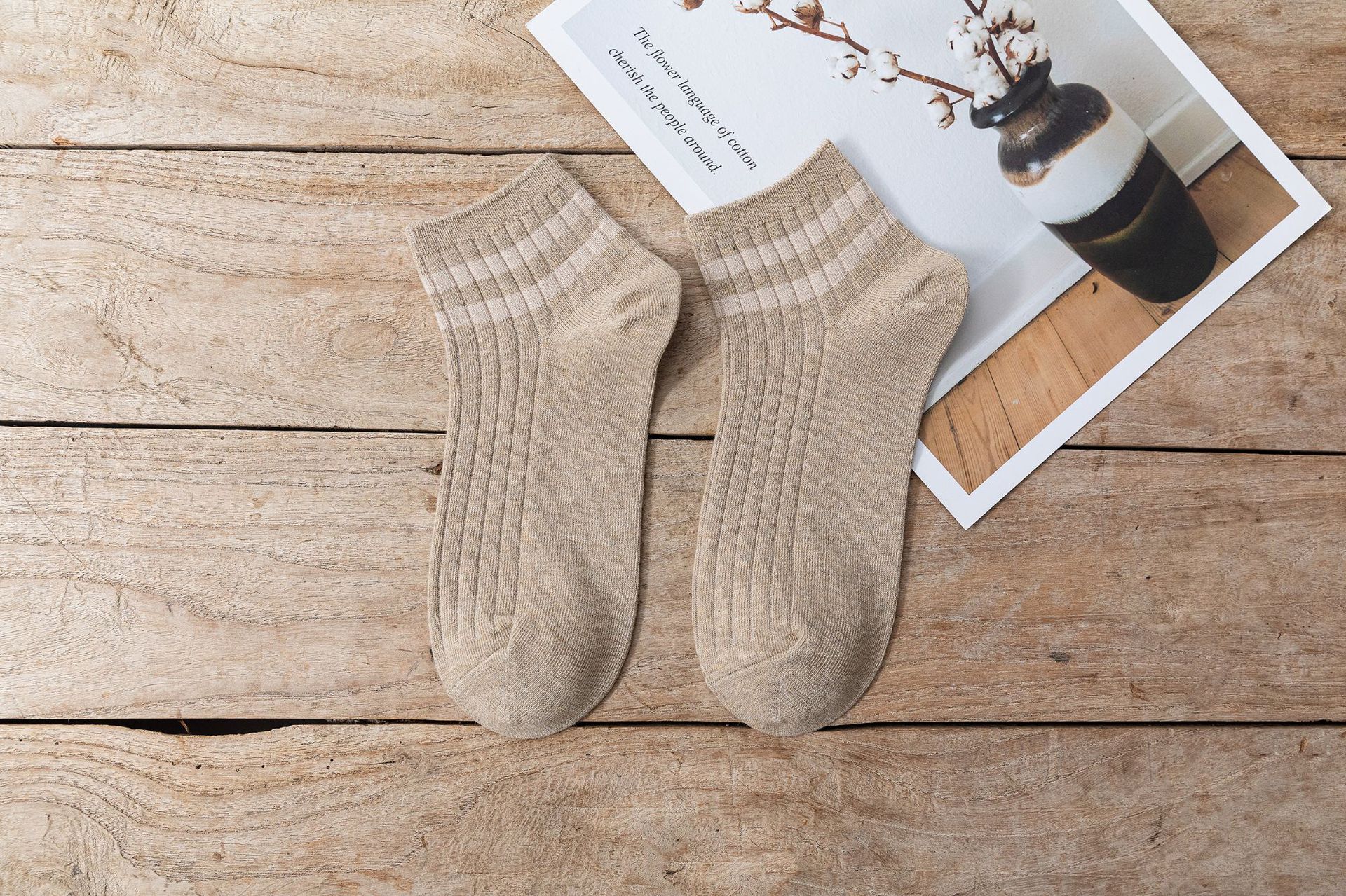 靴下の男性の四季型の平行棒の学院の運動風のinsの潮は簡単に日本の浅い口の低い船の靴下を組み合わせます。