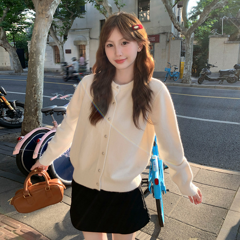 2026 early autumn new high-end casual loose top with pearl buttons, white knitted cardigan jacket, women's sweater for layering