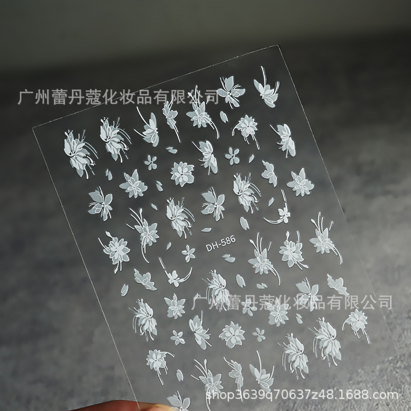爆発的なネイルシールの上品な半透明な白い花びらの蝶のカラフルなオーロラガラスの破片には、ゴムの爪がついています|undefined