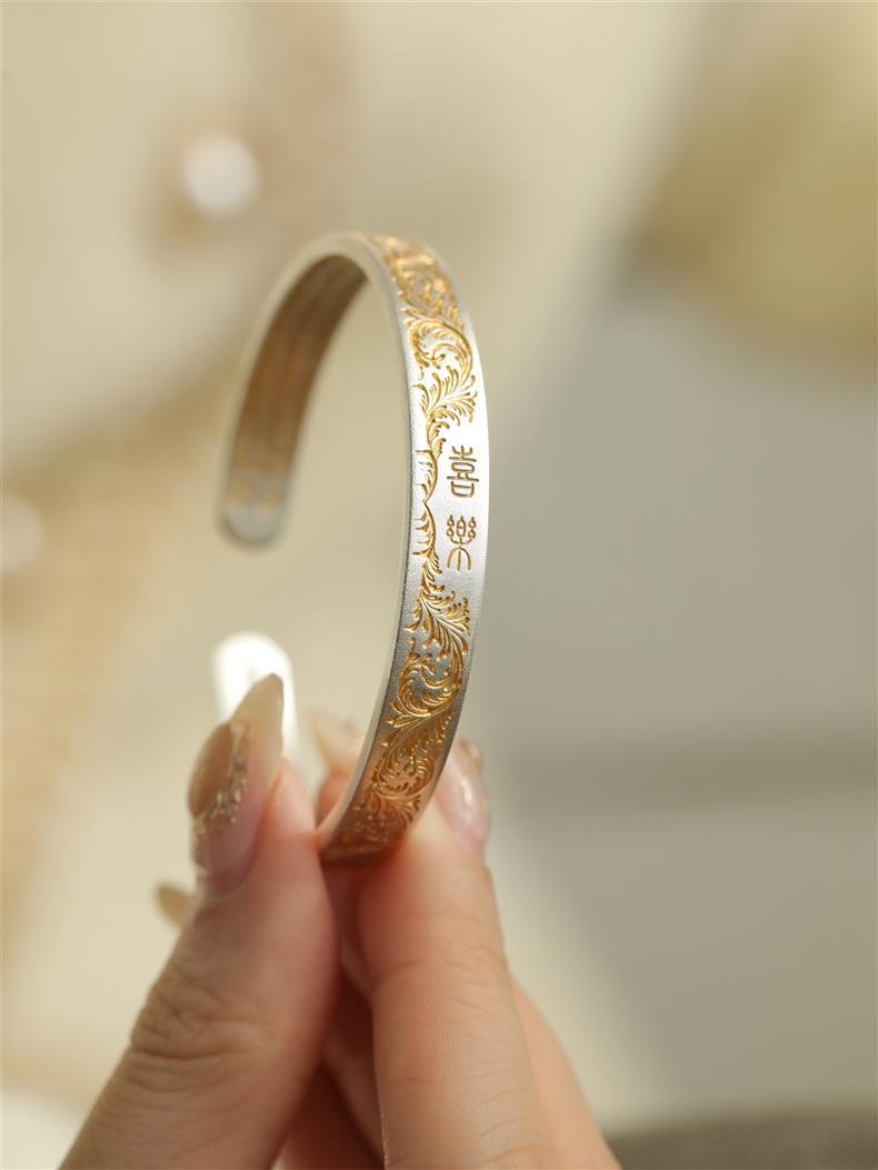 伟德bv1946官网必迈跑鞋、华裔设计师品牌、线上线下融合、童装市场、跨境电商、瑜伽裤等 冷芸时尚圈周报精选88期202295-911