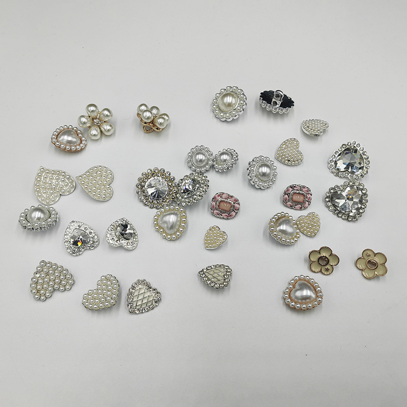 Los fabricantes venden directamente sirimi Diamond hebillas llenas de joyas de aleación de corazón de melocotón accesorios de ropa con botones de pies
