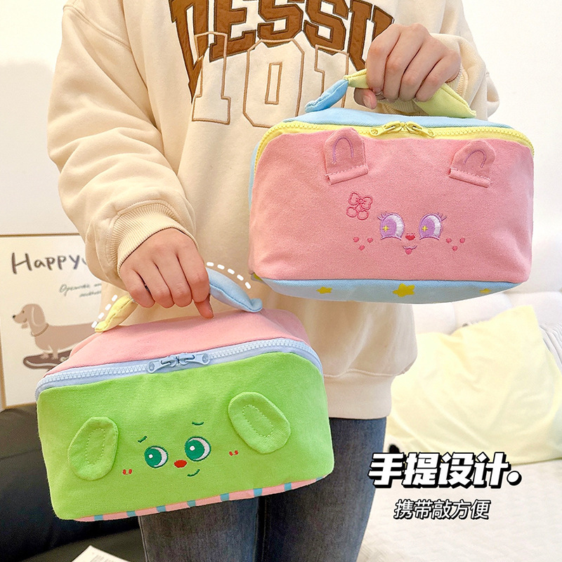 Bolsa de maquillaje de bordado de crema de alto valor visual simple para salir bolsas de lavado portátiles de gran capacidad nicho bolsas de almacenamiento para mujeres