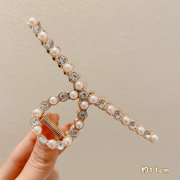 Big crab pin pearl