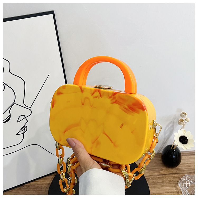 Femmes Petit Arylique Couleur Unie Vêtement De Rue Boucle Magnétique Sac À Main display picture 5