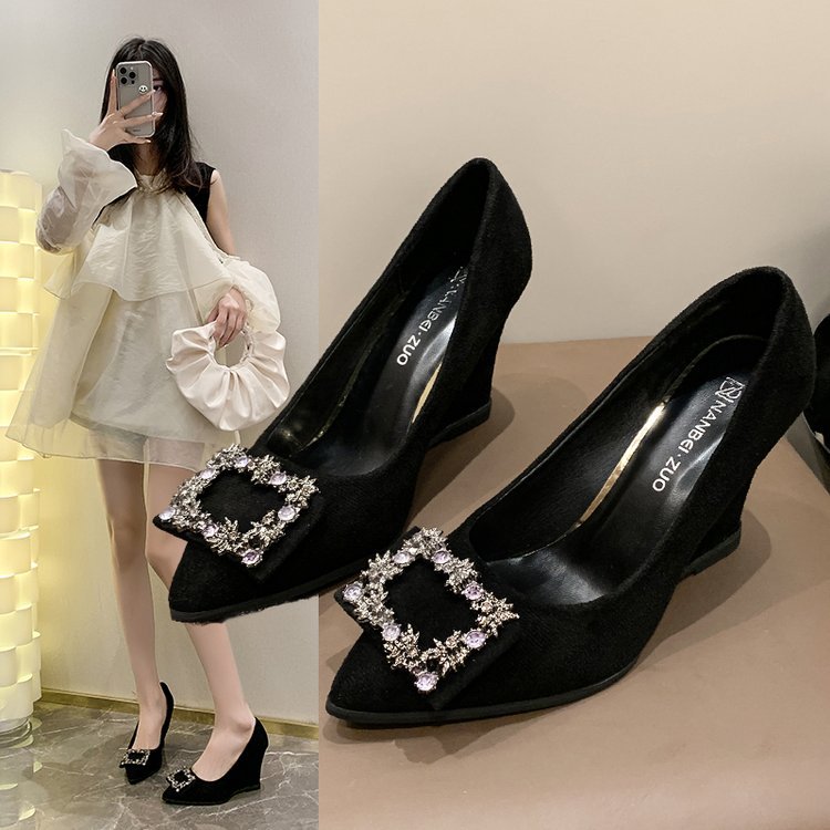 2026년 가을 신상품 여성용 포인티드 토 얕은 굽 웨지힐 슈즈, 여성용 스퀘어 버클 플랫 하이힐, 패션 벨벳 여성화 도매