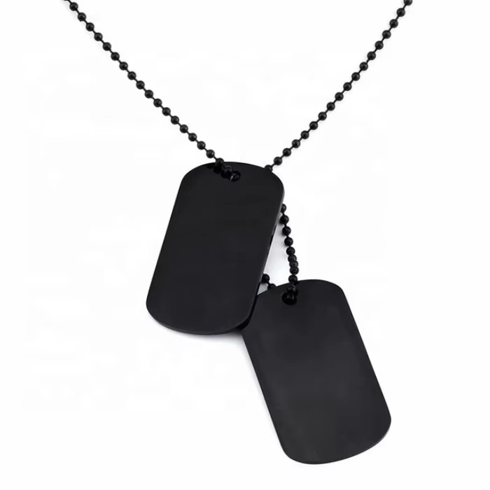 Procesamiento transfronterizo de etiquetas brillantes con dibujos y muestras Collar de hombre con letras LOGO Collar de acero de titanio