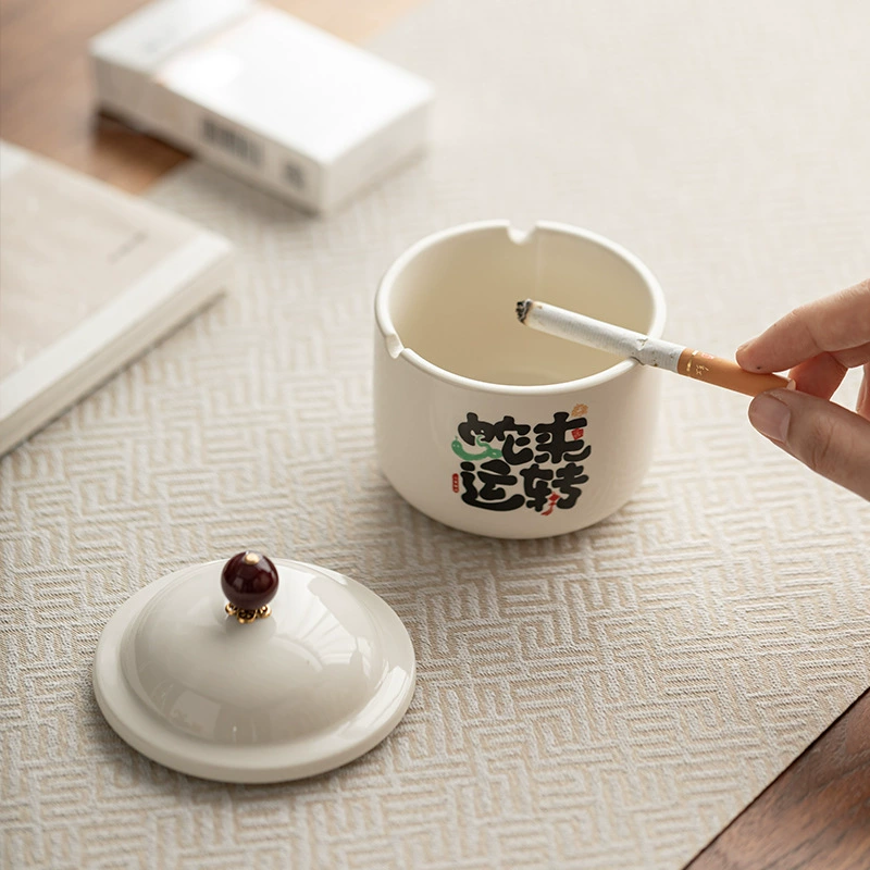 Ceramic lidded ashtray, anti‑ash desktop ashcan, engraved designs, compact 0.03 kg