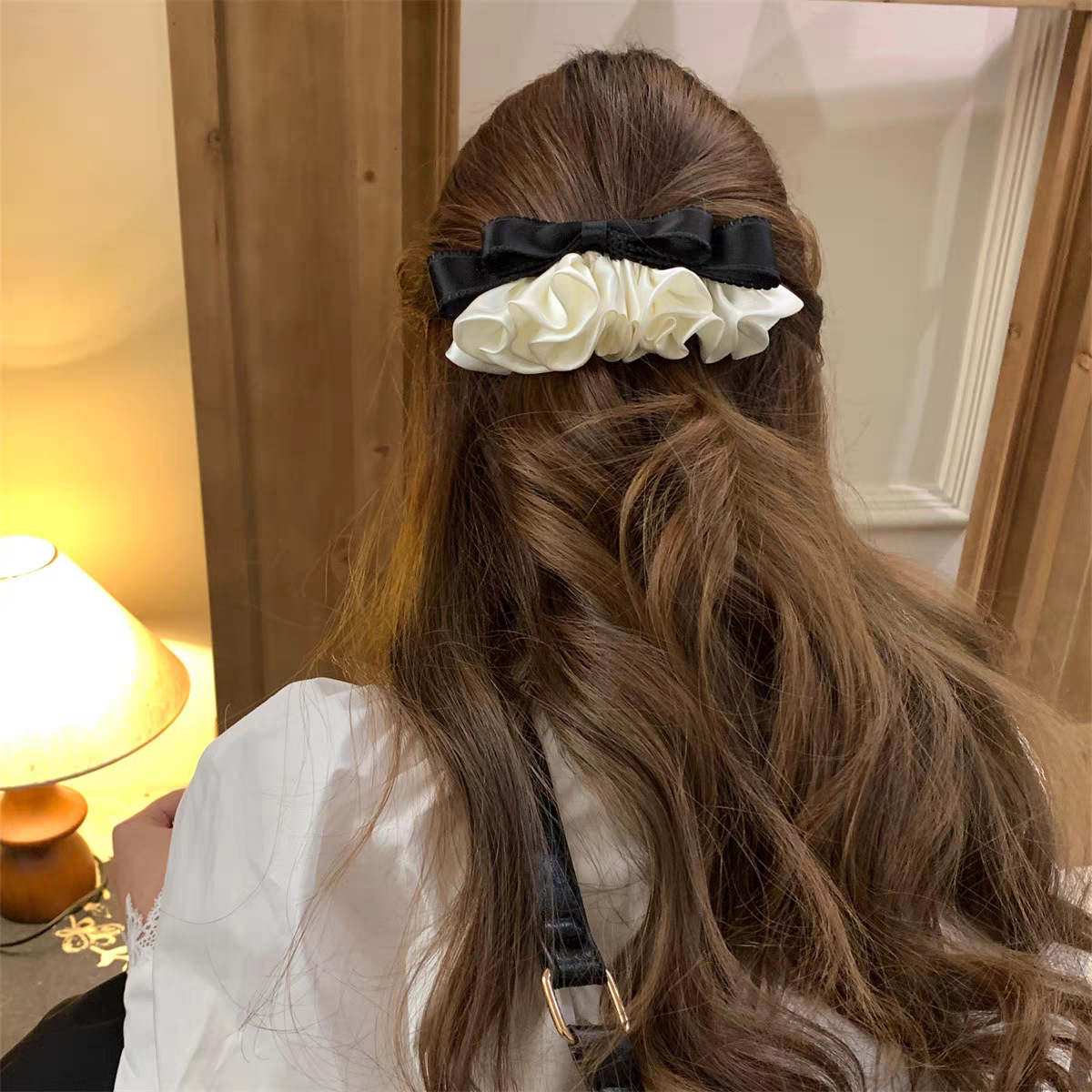 Französischer Retro-Haarclip mit Rüschenrand und Schleife, voluminös, süß, vertikal, hochwertig._voghion.com