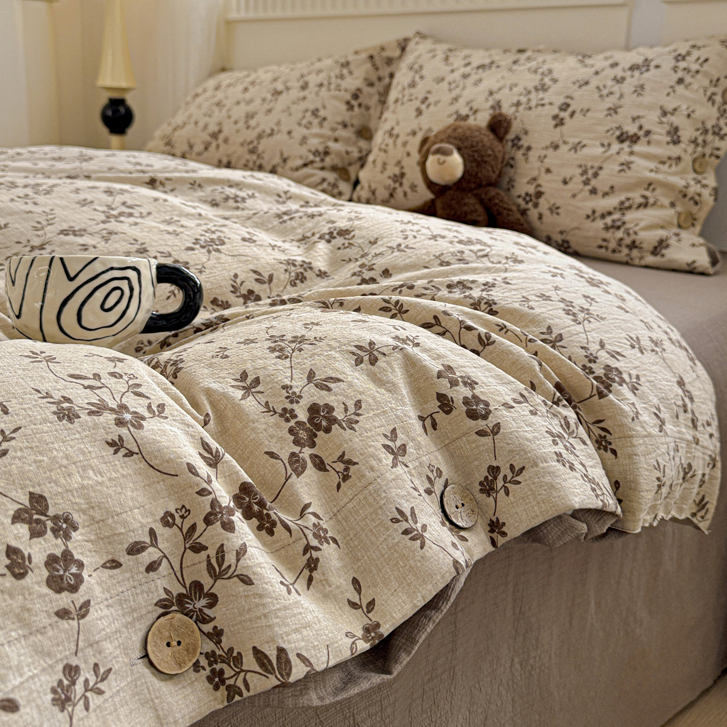 Classe A algodón bruto lino de cuatro piezas retrógrado botones de flores sábanas de algodón cubierta de cama de tres piezas conjunto de ropa de cama