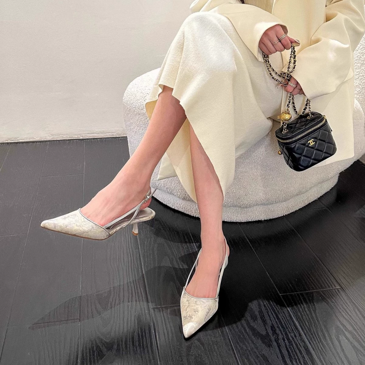 2025 Новые китайские стильные туфли на высокий каблук с pointed toe, женские вышивка, задняя полость, открытая маленькая обувь, универсальный темперамент, шпилька