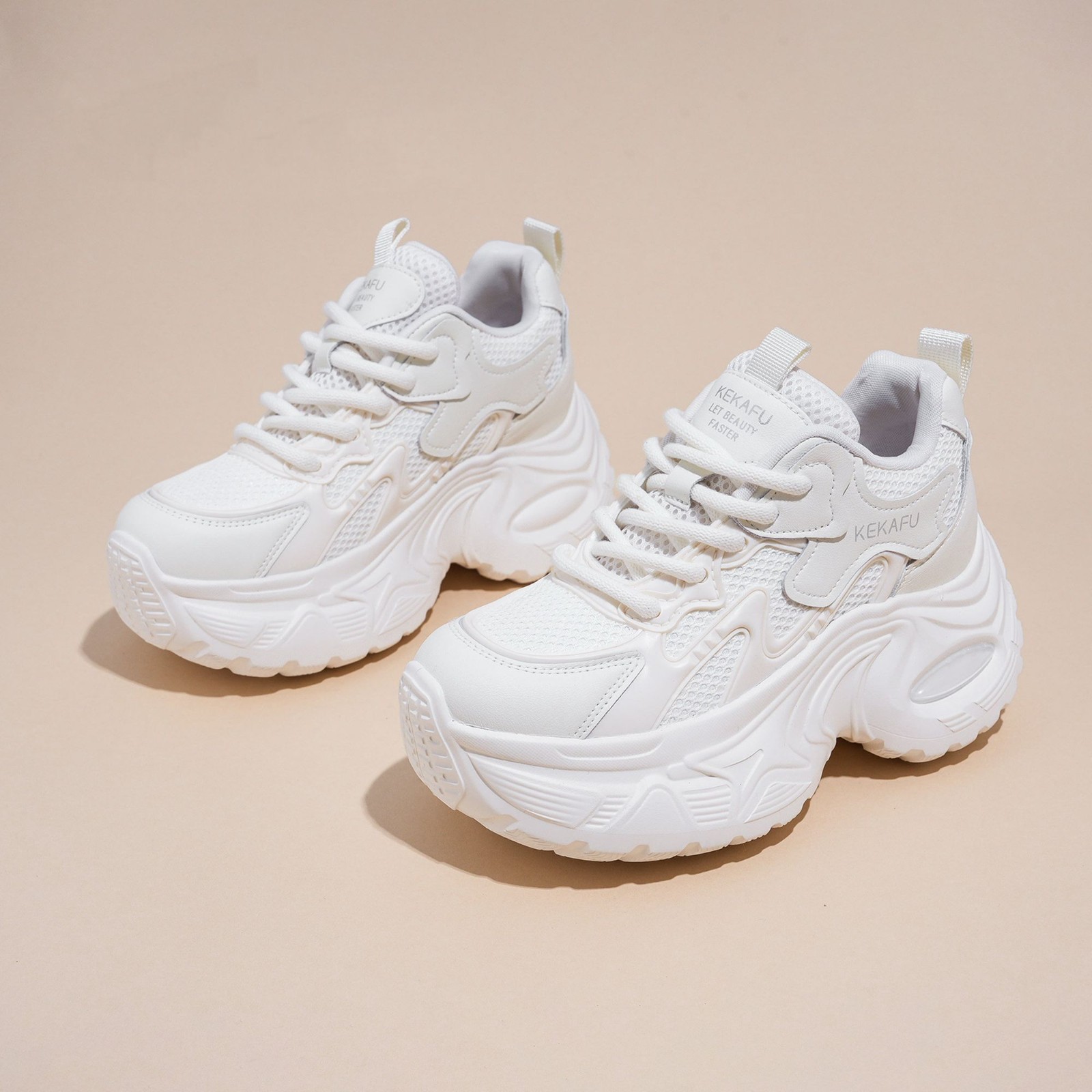 2026 verano nuevos zapatos de papá zapatos de altura de suela gruesa zapatos blancos pequeños zapatos deportivos casuales de malla zapatos transpirables de mujer