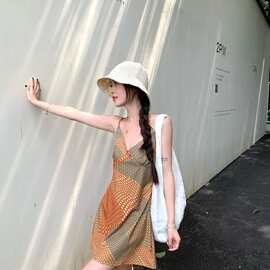复古度假风吊带裙子女新品不规则循环撞色印花斜法裁式显瘦连衣裙