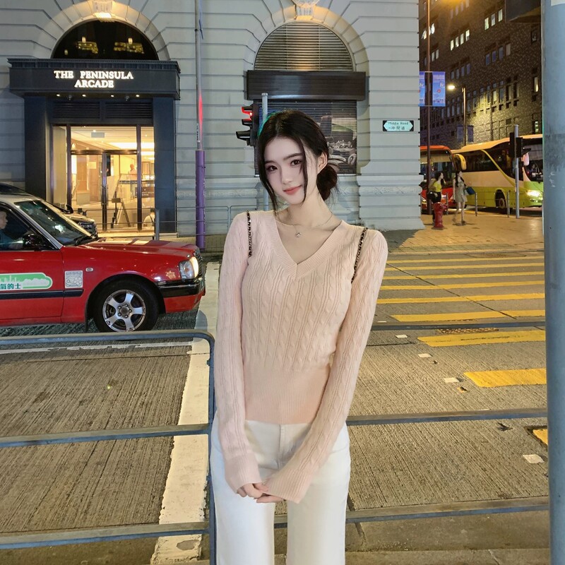 Gentle Korean-style pink cable-knit sweater for women, autumn college style, round neck pullover, loose fit, slimming, versatile top Gentle Korean-style pink cable-knit sweater for women, autumn college style, round neck pullover, loose fit, slimming, versatile top
