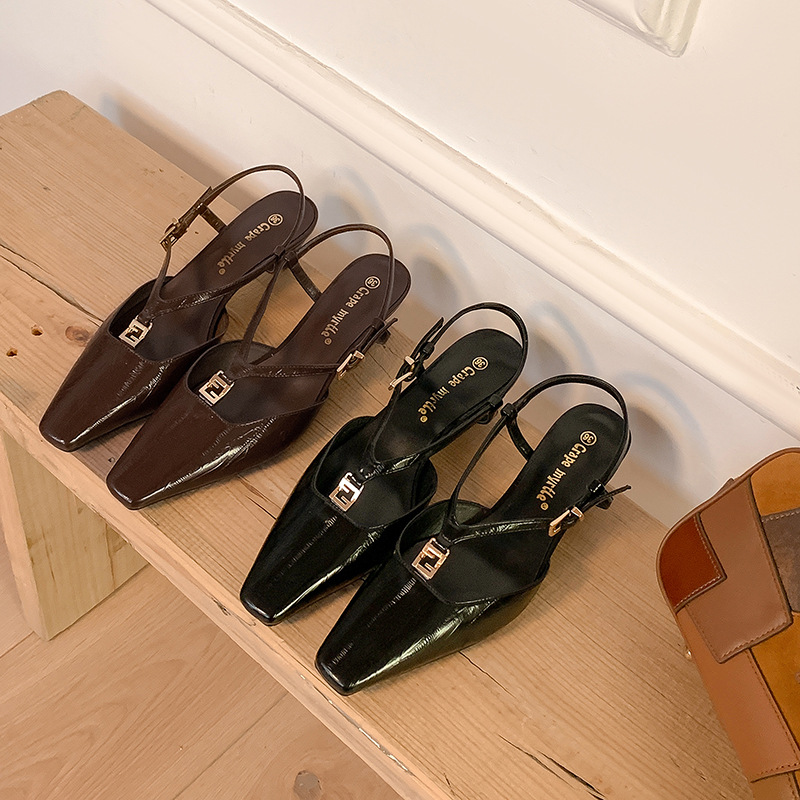 2025 verano nuevo estilo sandalias temperamento cabeza cuadrada pequeña hebilla dorada patrón de anguila tacón de gatito sandalias vacías mujeres verano