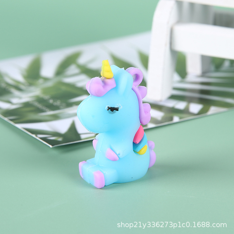 Yiwu fábrica al por mayor muñeca de dibujos animados unicornio llavero PVC pegamento suave creativo pluma cabeza colgante regalo