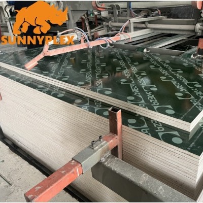 Las ventas directas de fábrica de madera contrachapada con película verde resistente al desgaste se pueden utilizar varias veces.