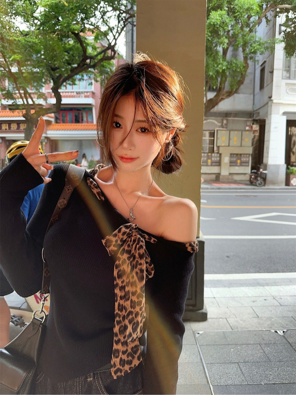 韩系辣妹豹纹斜肩长袖t恤女秋季小众修身显瘦别致露肩短款小上衣|undefined
