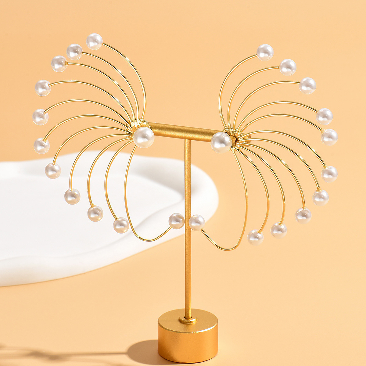 Orecchini a perno geometrici a ventaglio con perla per donna_voghion.com