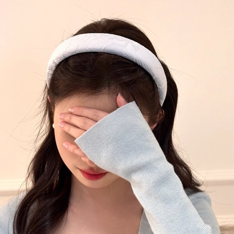 New style hair pinning wide edge hair clip high top women embroidery rose high-end sense stylish fashion headwear suitable for outdoor versatile matching.