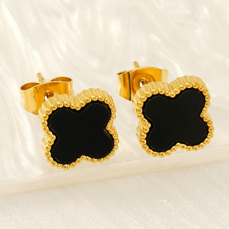 Moda transfronteriza Pendientes de trébol de cuatro hojas dulces simples y versátiles Pendientes de acero inoxidable de oro de 18k Temperamento de lujo ligero