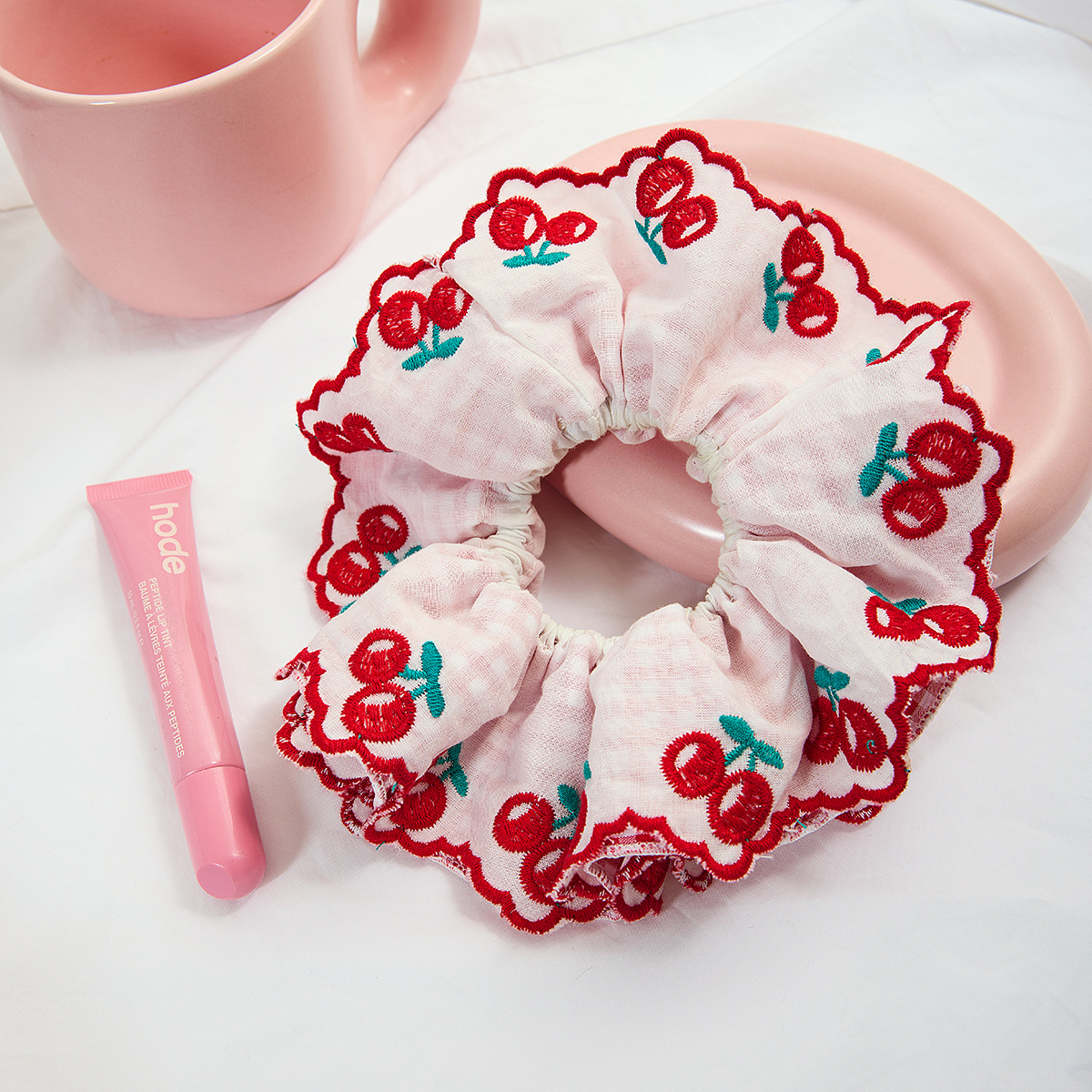 Elegante haarscrunchie met rode kersen en ruches voor dames_voghion.com