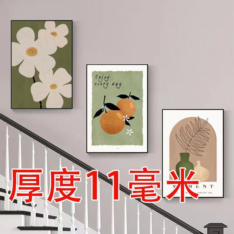 複式階段の入り口の間に装飾画があります。|undefined