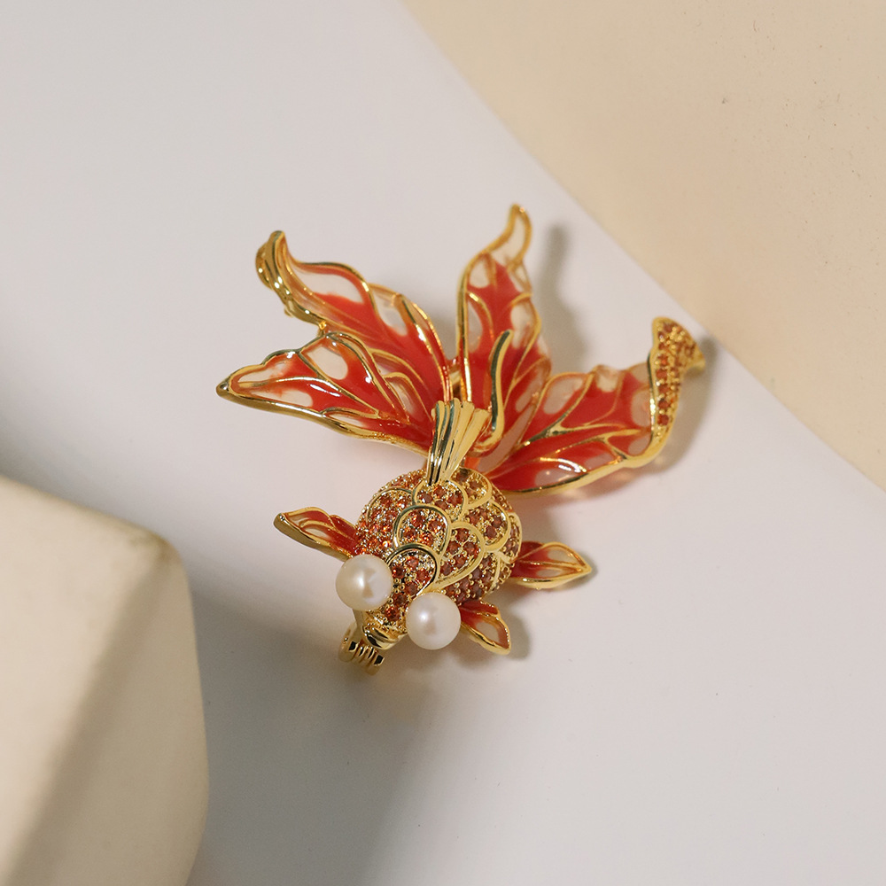 Año Nuevo estilo chino broche de pez dorado retro lujo koi rojo perla de agua dulce broche de pecho decoración occidental mujer