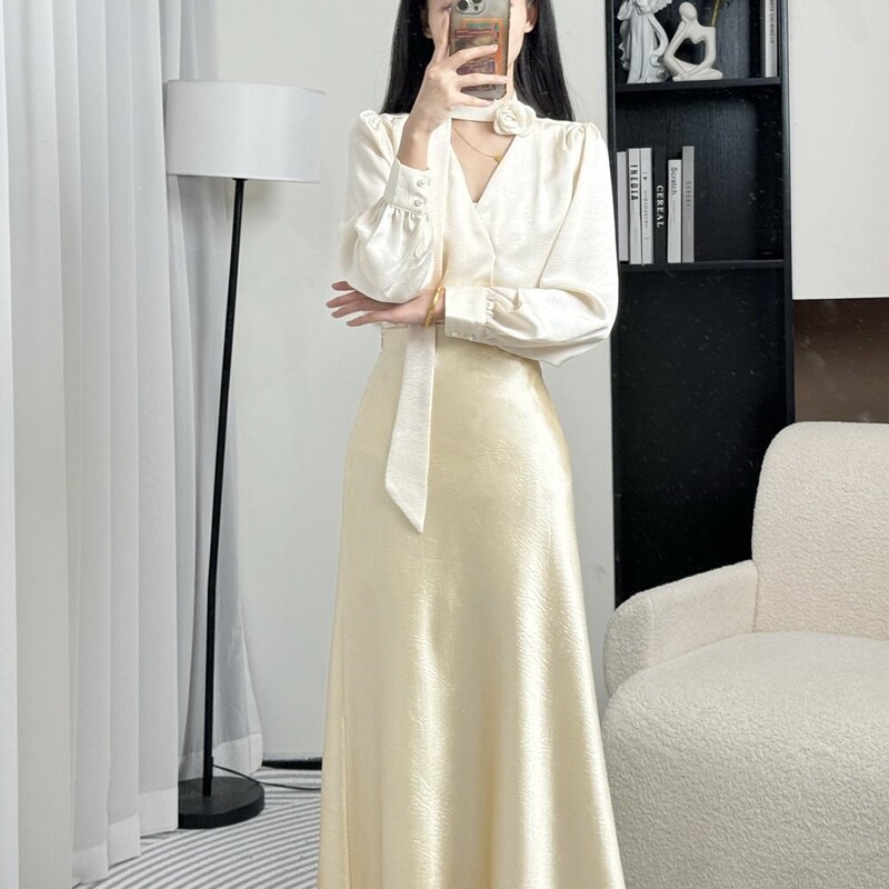 Rose corsage ribbon blouse for women, 2026 autumn new style, professional commuting French style, elegant V-neck long-sleeve top