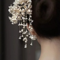 新中国式森系すずらんの花のフリンジヘアは花嫁の写真を挟んで髪飾りをします。