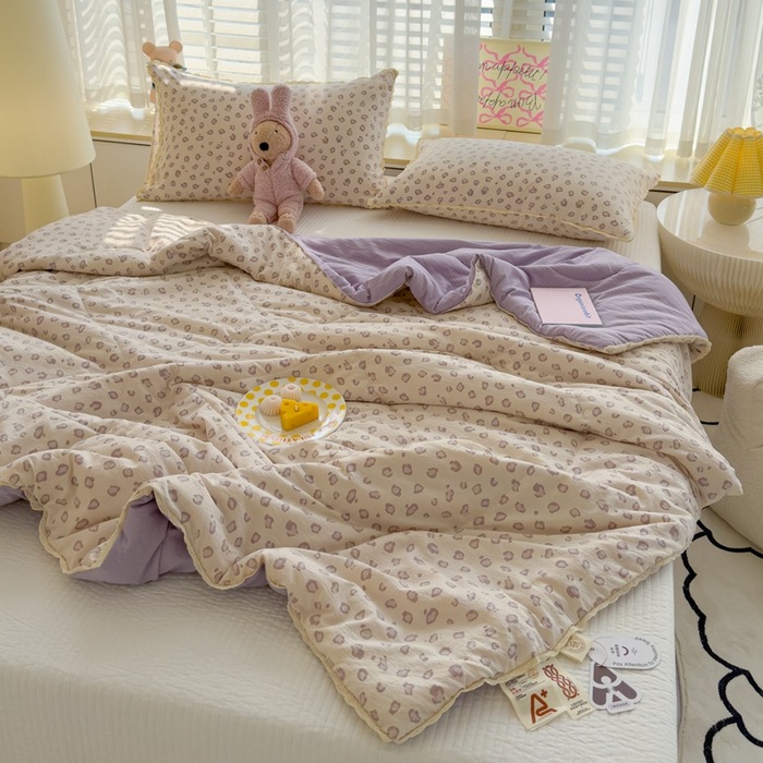 작은 보라색 표범 무늬