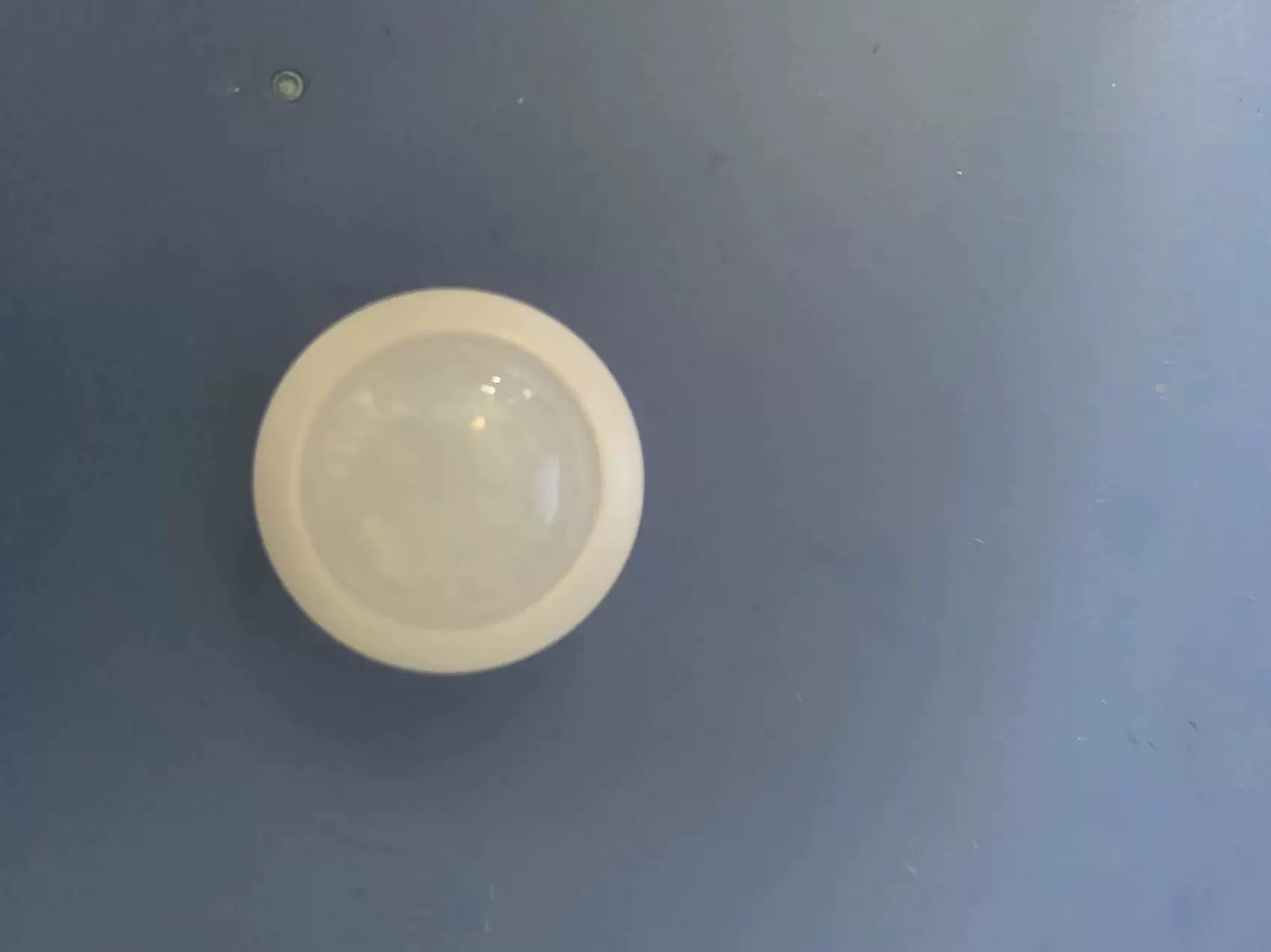 Завод поставляет новый инфракрасный датчик движения человека 7709-1-25 с линзой Френеля в корпусе.