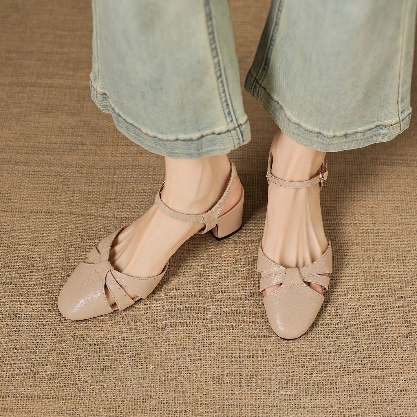 Sandal nữ quai ngang mũi kín gót vuông ổn định — màu be