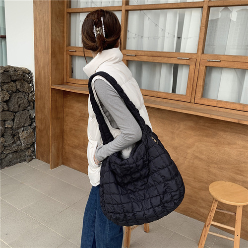  Autumn/Winter New Cloud Pleat Large Bag for Women Casual Personality Lightweight Large Capacity Dumpling Bag Crossbody Bag for Commuting