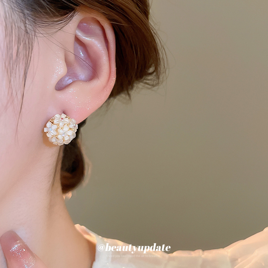 Pendientes de flores de aguja plateada de galvanoplastia de oro real de 18k Pendientes de todo fósforo de moda dulce y exquisito Pendientes de alta gama de lujo ligero para mujer