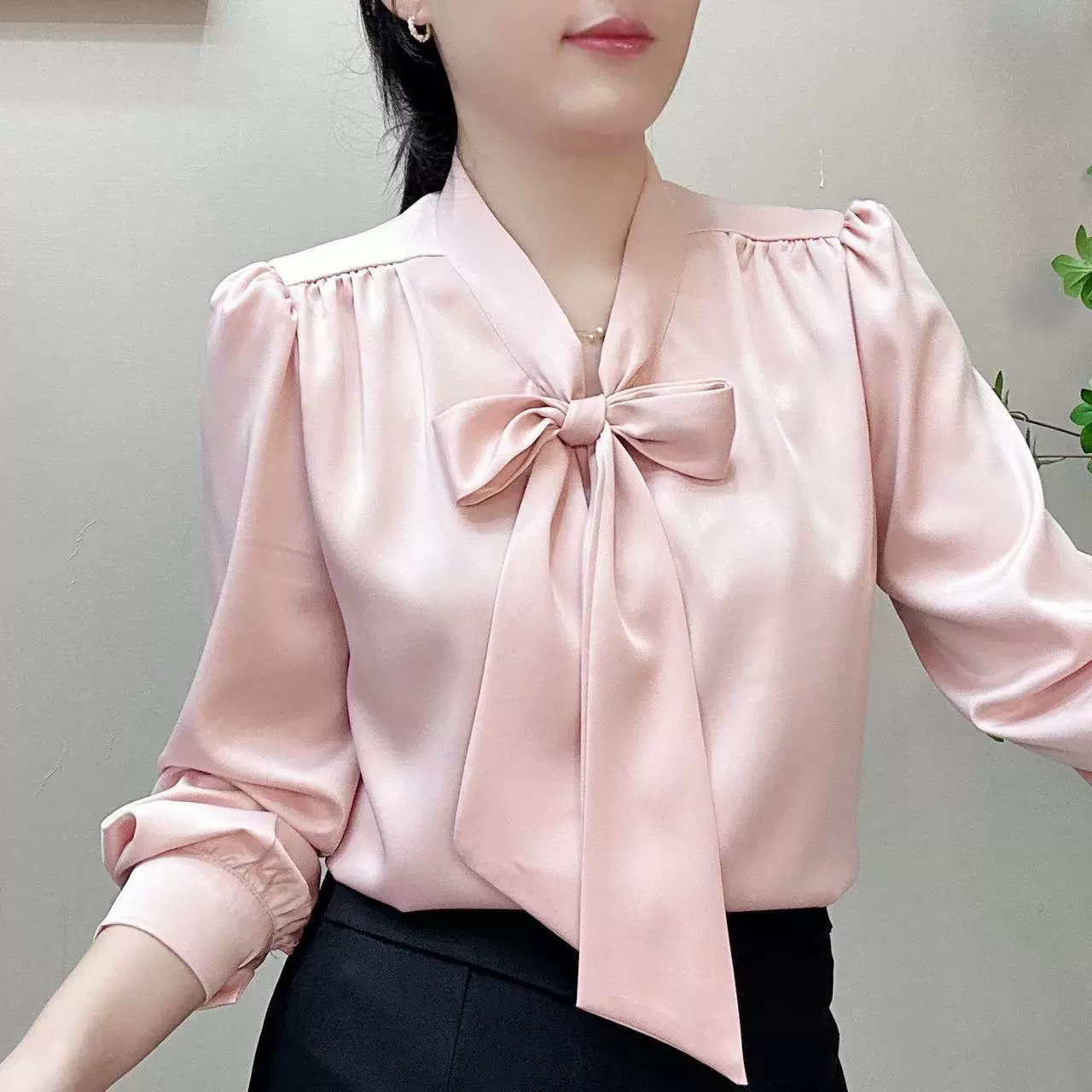 2025 новый атласная рубашка французский дизайн бант простой легкий пост тонкий темперамент дикий длинный рукав модная девушка