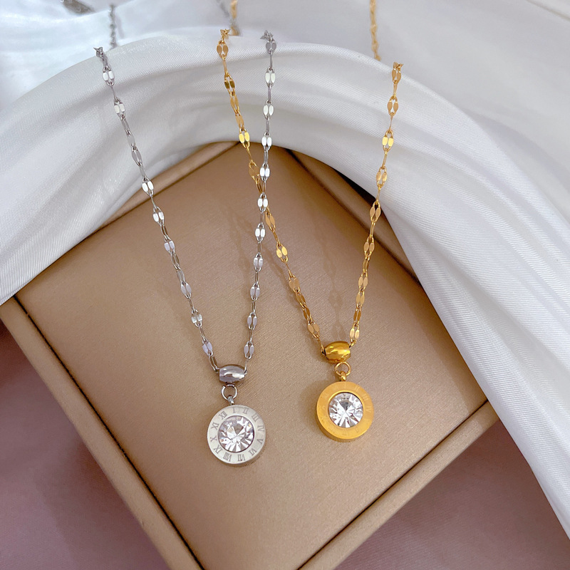 Collana con pendente in zirconi incisi con numeri romaniGioielli delicati_voghion.com