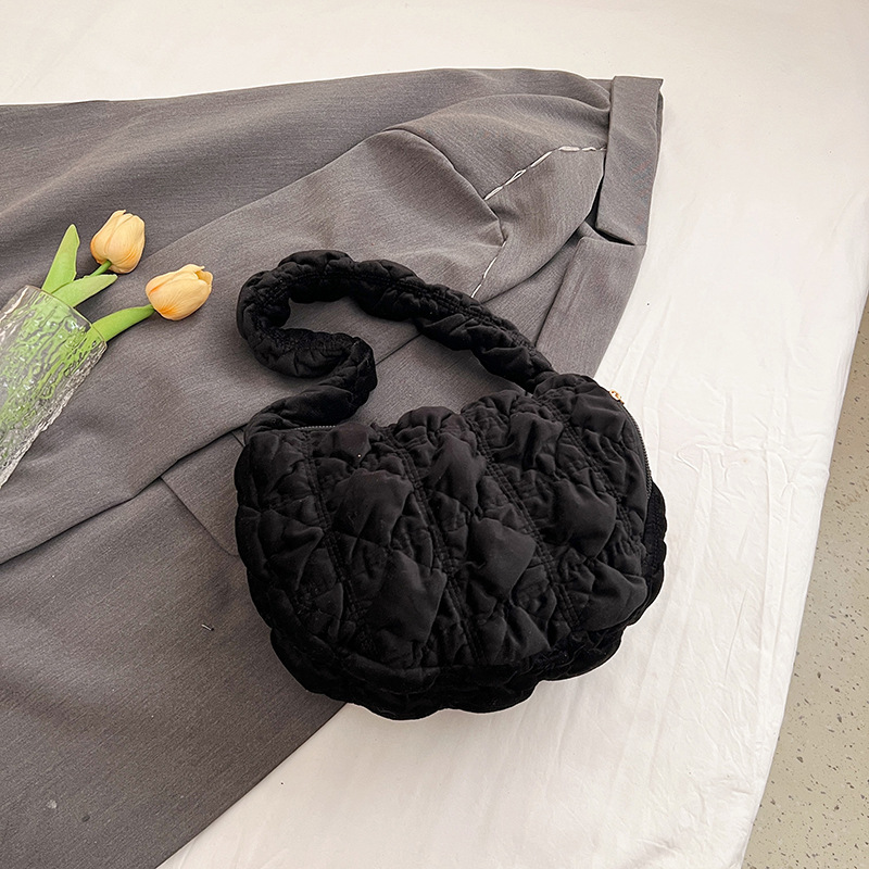 Nuevas nubes plisadas envuelven a las mujeres han bangchao nicho terciopelo envuelve albóndigas casuales envueltas en moda envueltas en un hombro y axilas