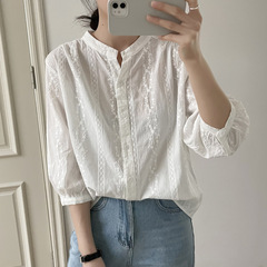 韓国版の気質vネックのストライプの刺繍の単列は7分の袖のシャツの女性の2025夏の新型はやせている上着を現します。
