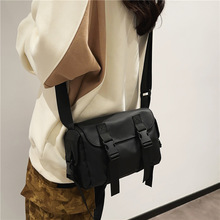 斜挎包男ins潮流单肩包学生男士小背包逛街休闲黑色潮牌情侣挎包