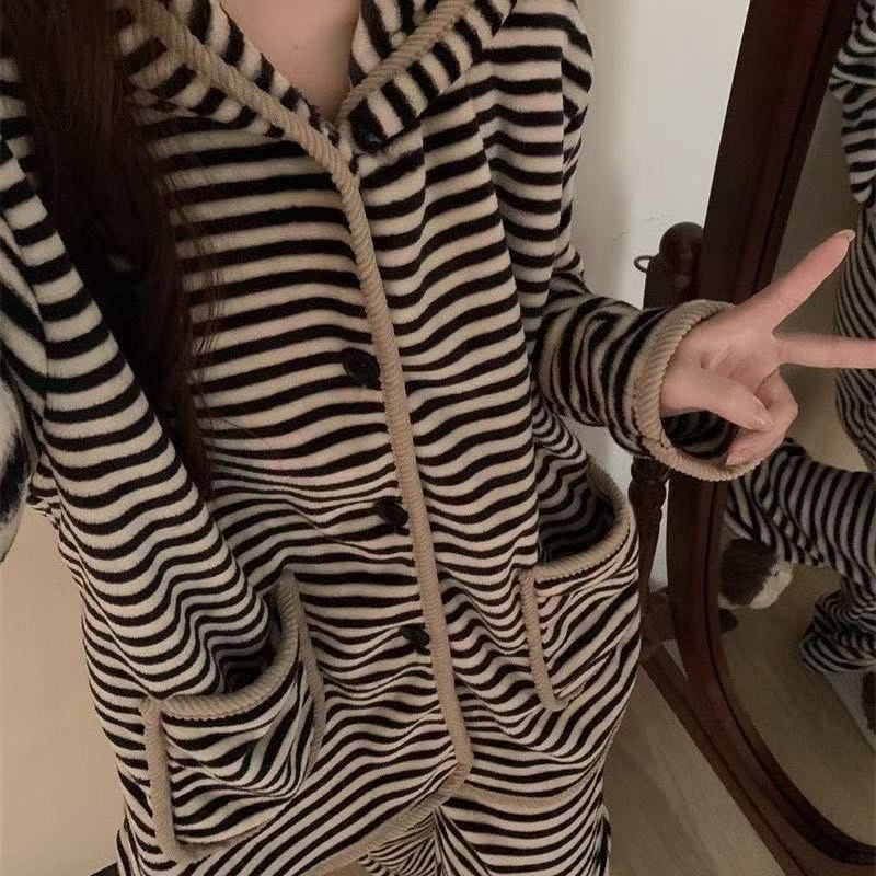 韩系高级感条纹连帽珊瑚绒睡衣女冬季保暖加厚毛绒家居服大码套装