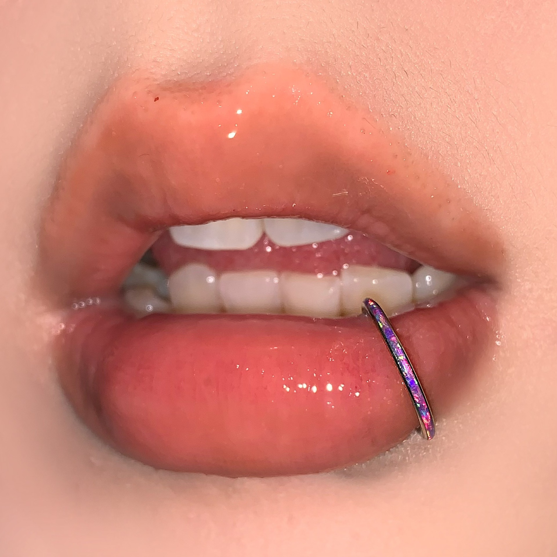 16G labret stud size and finish detail