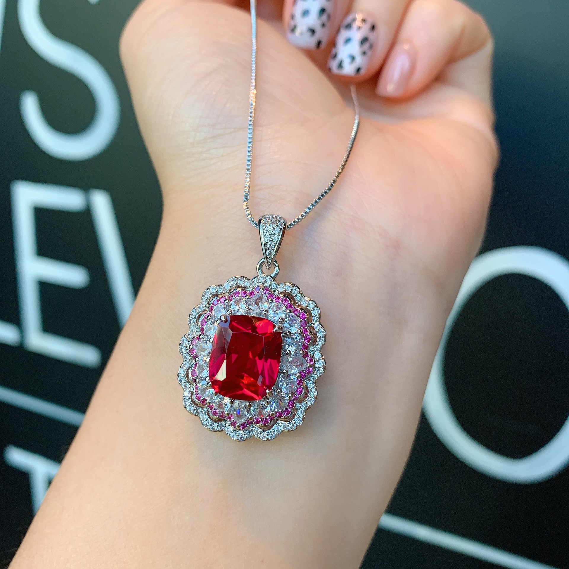 Zhuang Shengsheng Jewelry Retro Ring Simulation Red Glass Dos colores Piedra Colgante de diamantes Conjunto de anillos 10*12