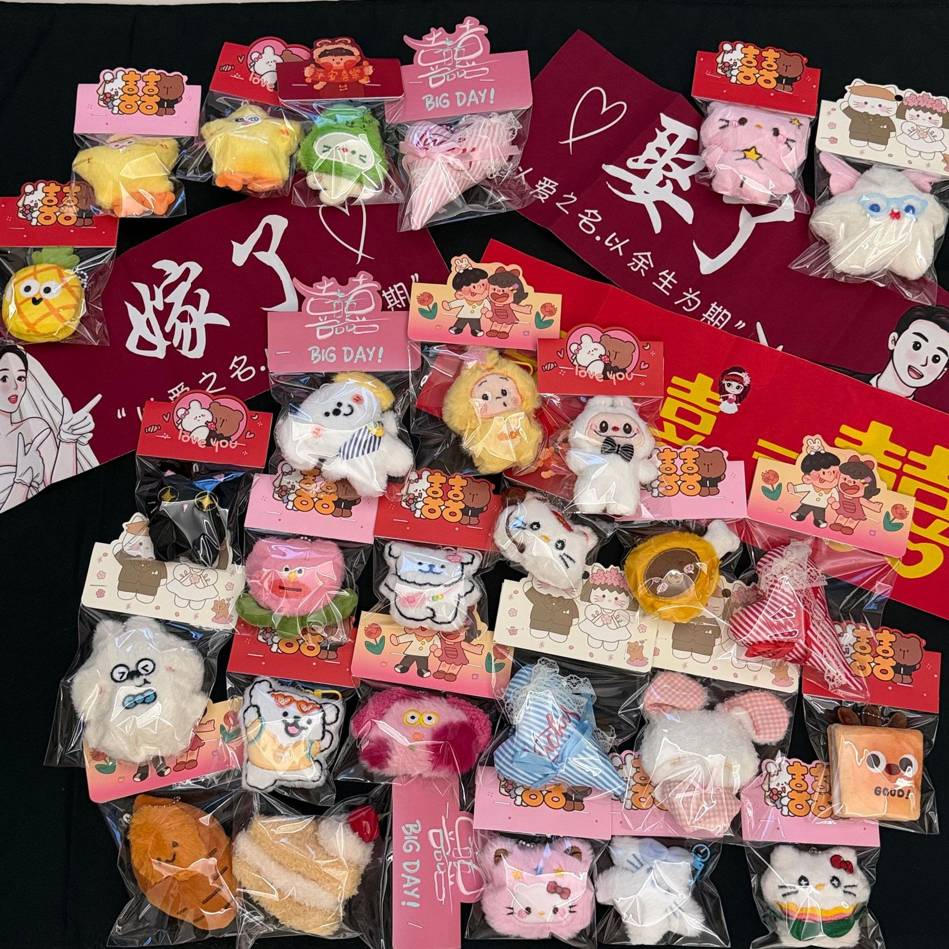 Popular on Xiaohongshu: Wedding throw dolls, New Year keychain pendants, cute plush toys, birthday gifts wholesale