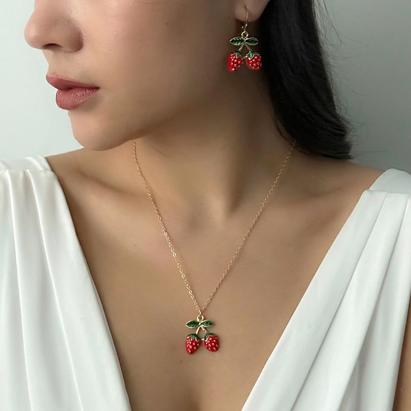 1 juego de estilo encantador y encantador inswind nicho aleación ligera de lujo estrawberry collar pendientes de joyería