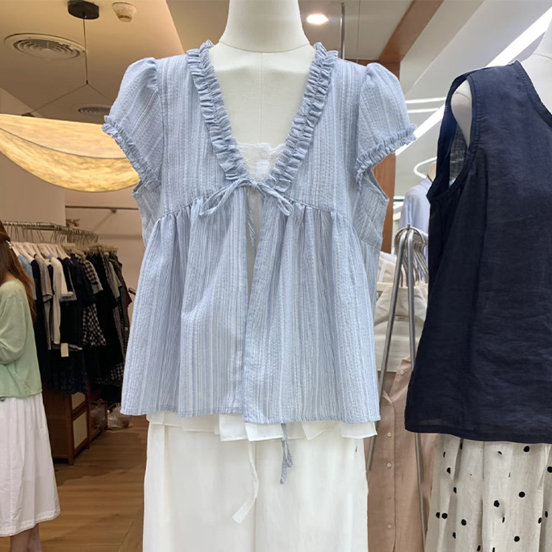 レトロなスタイルのストライプ偽ツーピースブルー半袖シャツ女性のための夏の木耳レースシャツデザインルーズトップ|undefined